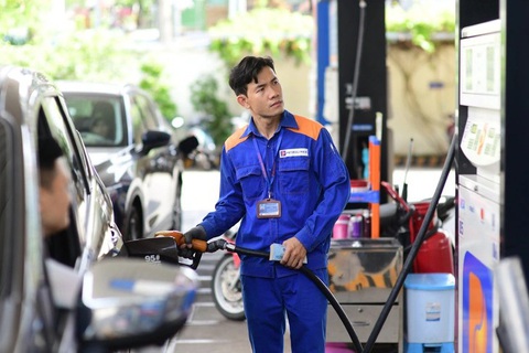 Điều chỉnh giá xăng dầu ngày 11-7 - Ảnh: QUANG ĐỊNH Điều chỉnh giá xăng dầu hôm nay 2-10 được dự báo sẽ giảm sau nhiều ngày chỉ tăng - Ảnh: QUANG ĐỊNH