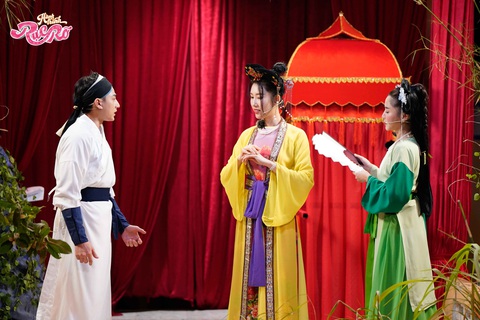 Sau khi đắn đo suy nghĩ, Bích Phương quyết định xin đổi vai hầu gái vì sợ giọng nói của mình sẽ gây ảnh hưởng đến vở diễn. Sau khi đắn đo suy nghĩ, Bích Phương quyết định xin đổi vai hầu gái vì sợ giọng nói của mình sẽ gây ảnh hưởng đến vở diễn.