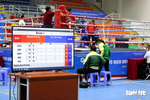 Giải vô địch boxing trẻ toàn quốc 2023 có số lượng VĐV đông nhất lịch sử - Ảnh 4. Kết quả mỗi hiệp đấu sẽ được công khai ngay sau khi kết thúc, đúng theo tiêu chuẩn của thế giới - Ảnh: H.T