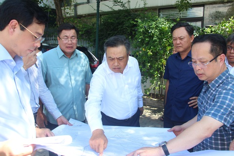 Thiếu trường công nghiêm trọng, Chủ tịch Hà Nội làm việc với quận Hoàng Mai để tháo gỡ - Ảnh 1. Chủ tịch UBND TP Hà Nội Trần Sỹ Thanh đi kiểm tra tiến độ xây dựng trường học công lập đạt chuẩn quốc gia tại quận Hoàng Mai - Ảnh: UBND TP