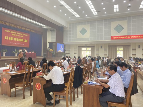 Khói bao trùm cả hội trường khiến buổi họp HĐND tỉnh Quảng Nam phải tạm nghỉ - Ảnh 3. Khói bốc ra ở hội trường khi các đại biểu tham dự kỳ họp - Ảnh: LÊ TRUNG