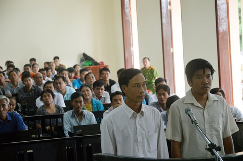 Tăng hình phạt đối với 2 cựu cán bộ Công an TP Cao Lãnh dùng nhục hình làm chết nghi can - Ảnh 1. Huỳnh Ngọc Tòng và Phạm Xuân Bình trong phiên tòa trước đó - Ảnh: THÀNH NHƠN
