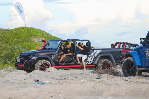 Dân chơi Jeep lăn lộn trên cung đường La Ngâu - Vĩnh Hy: Lên rừng xuống biển dễ như đi chợ - Ảnh 3. Địa hình cát lún không thể làm khó được các Jeeper - Ảnh: Jeep Việt Nam