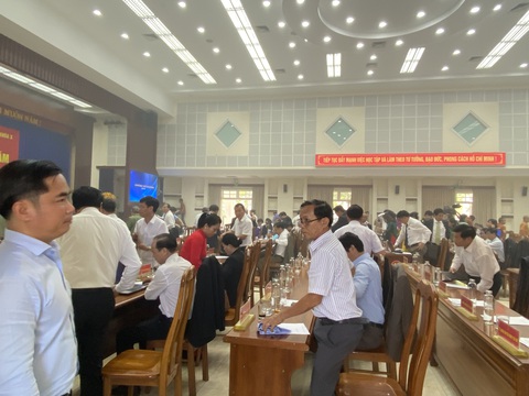 Khói bao trùm cả hội trường khiến buổi họp HĐND tỉnh Quảng Nam phải tạm nghỉ - Ảnh 1. Các đại biểu HĐND ra về sau khi bất ngờ xuất hiện khói trong hội trường - Ảnh: LÊ TRUNG