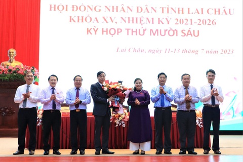 Lai Châu có tân Chủ tịch UBND tỉnh - Ảnh 1. Lãnh đạo Tỉnh ủy, HĐND, UBND, UBMTTQ Việt Nam tỉnh tặng hoa chúc mừng tân Chủ tịch UBND tỉnh Lai Châu Lê Văn Lương - Ảnh: Cổng TTĐT Lai Châu
