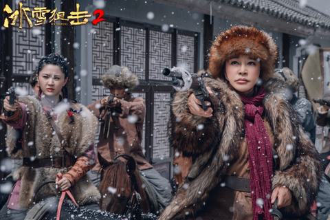 Lưu Hiểu Khánh 67 tuổi vẫn hồn nhiên diễn vai thiếu nữ - Ảnh 4. Màn cưa sừng làm cô gái đôi mươi của Lưu Hiểu Khánh càng trở nên lố bịch khi bà diễn chung với nhiều nữ diễn viên trẻ