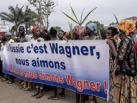 Người dân Cộng hòa Trung Phi giơ biểu ngữ ủng hộ Wagner tại thủ đô Bangui hôm 22-12-2022 - Ảnh: AFP Người dân Cộng hòa Trung Phi giơ biểu ngữ ủng hộ Wagner tại thủ đô Bangui hôm 22-12-2022 - Ảnh: AFP