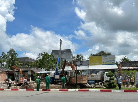 Căn nhà nằm giữa đường suốt bốn nhiệm kỳ ở Bạc Liêu đã được tháo dỡ - Ảnh 1. Sáng 11-7, lực lượng chức năng hỗ trợ hộ ông Đỗ Thành Hưng tháo dỡ căn nhà, bàn giao mặt bằng để làm đường - Ảnh: BÙI TOÀN