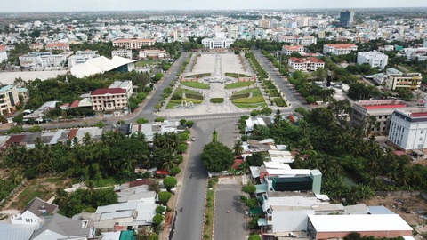 Căn nhà nằm giữa đường suốt bốn nhiệm kỳ ở Bạc Liêu đã được tháo dỡ - Ảnh 2. Căn nhà của hộ ông Đỗ Thành Hưng nằm giữa đường Võ Văn Kiệt, ngay Trung tâm hành chính tỉnh Bạc Liêu trước thời điểm tháo dỡ - Ảnh: CHÍ QUỐC