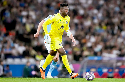 Vì sao M.U chọn Onana thay De Gea? - Ảnh 1. Khả năng chơi chân là điều khiến thủ môn Onana được M.U quan tâm - Ảnh: Reuters