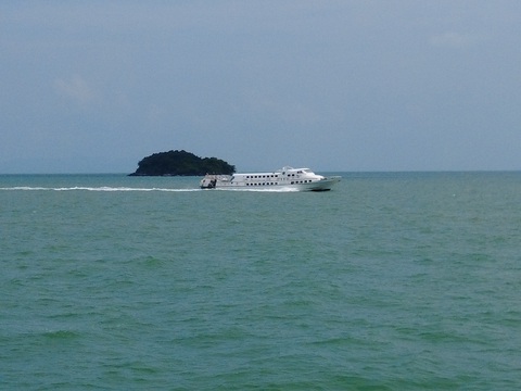Từ TP. HCM về Tiền Giang chỉ 12km, mất 30 phút đi phà - Ảnh 1. Dự kiến giữa TP.HCM và Tiền Giang sẽ sử dụng 2 phà biển để vận chuyển hành khách. Trong ảnh là một chiếc phà biển đang chở khách - Ảnh: MẬU TRƯỜNG