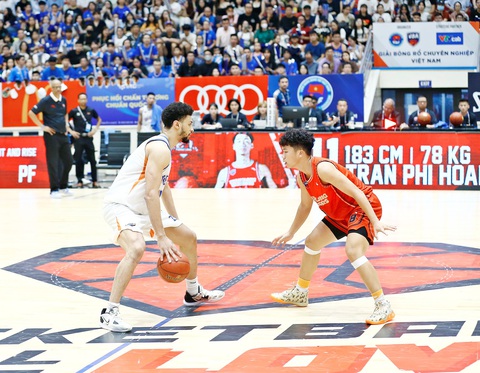 Nhiều cầu thủ VBA xuất hiện ở Giải bóng rổ U18 quốc gia 2023 - Ảnh 4. Phạm Nhật Thái Quang (phải) kèm ngoại binh tại VBA 2023 - Ảnh: VBA