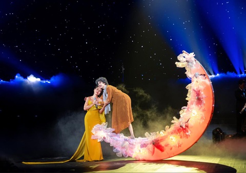 Mẹ là Tình Yêu 2023: Đêm nhạc đẹp về nghệ thuật và thắm đượm tình người - Ảnh 2. Mẹ là Tình Yêu 2023: Đêm nhạc đẹp về nghệ thuật và thắm đượm tình người - Ảnh 2.