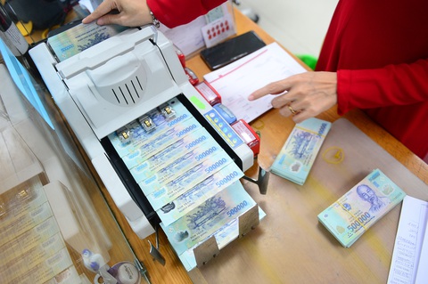 Chính phủ yêu cầu giảm lãi suất cho vay ít nhất 1,5-2%/năm - Ảnh 1. Chính phủ yêu cầu giảm lãi suất cho vay ít nhất 1,5 - 2%/năm áp dụng cho tất cả khoản vay - Ảnh: QUANG ĐỊNH