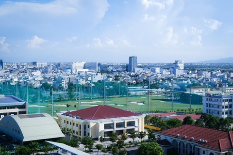 Sân tập golf "mọc" trên đất quốc phòng - Ảnh 1. Sân tập golf nằm trên đất quốc phòng cạnh Bộ Tư lệnh Quân khu V giữa trung tâm Đà Nẵng - Ảnh: TẤN LỰC