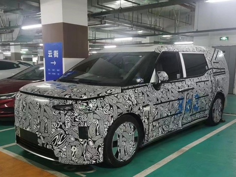 Đây là MPV mới sắp ra mắt của Volvo - Ảnh 2. Mẫu MPV của Volvo xuất hiện tại bãi đỗ - Ảnh: Car News China
