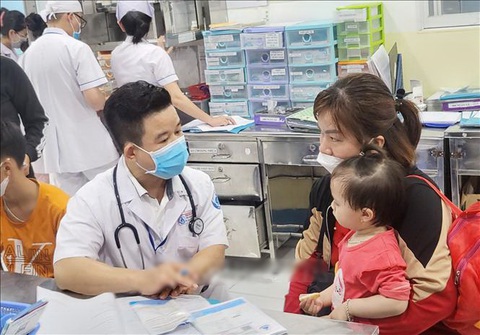 Bác sĩ Dư Tấn Quy, Trưởng Khoa Nhiễm - Thần kinh, Bệnh viện Nhi đồng 1 khám cho trẻ mắc tay chân miệng - Ảnh: TTXVN Bác sĩ Dư Tấn Quy, trưởng khoa nhiễm - thần kinh, Bệnh viện Nhi đồng 1, khám cho trẻ mắc tay chân miệng - Ảnh: TTXVN