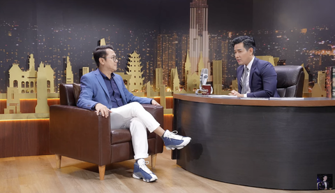 NSƯT Thành Lộc thấy nhẹ nhõm khi ký đơn nghỉ việc ở Idecaf - Ảnh 1. NSƯT Thành Lộc trò chuyện cùng Nguyên Khang về dấu mốc rời Idecaf vừa gây xôn xao dư luận