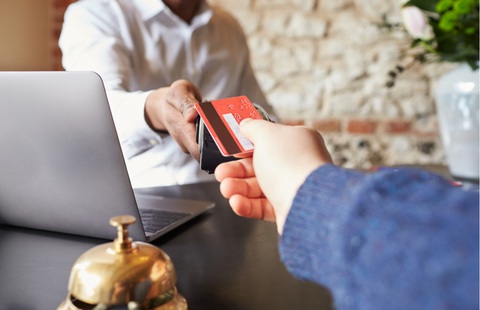 Trả phòng khách sạn, đừng chỉ kéo vali rời đi - Ảnh 4. Kiểm tra kỹ hóa đơn tiền phòng và các khoản phí phát sinh trước khi thanh toán và trả phòng khách sạn - Ảnh: Shutterstock