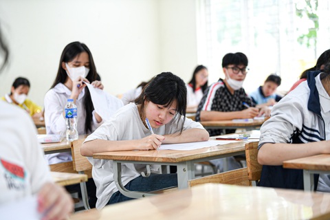 Hà Nội bổ sung gần 2.000 chỉ tiêu tuyển sinh lớp 10 năm học 2023 - 2024 - Ảnh 1. Thí sinh tham dự kỳ thi vào lớp 10 ở Hà Nội vào tháng 6 vừa qua - Ảnh: NAM TRẦN