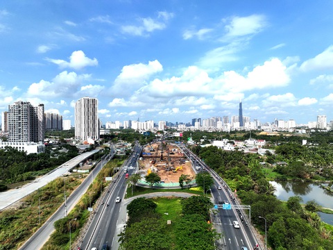 Cần cụ thể hóa các chính sách đặc thù - Ảnh 1. Nghị quyết 98 của Quốc hội tạo thuận lợi cho TP.HCM chủ động đầu tư hạ tầng với nhiều hình thức. Trong ảnh: thi công dự án nút giao thông An Phú, TP Thủ Đức (TP.HCM) - Ảnh: HÀ PHƯƠNG