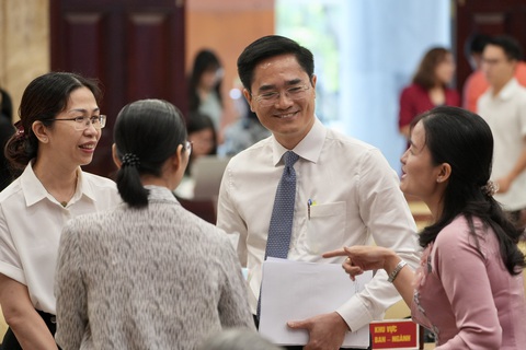 Đến năm 2025, TP.HCM có ít nhất có 5 tuyến giao thông đường thủy - Ảnh 1. Giám đốc Sở Giao thông vận tải TP.HCM trao đổi với các đại biểu - Ảnh: HỮU HẠNH