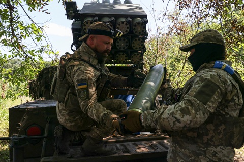 Nga điều 28 UAV tự sát tấn công Ukraine trước cuộc họp NATO - Ảnh 1. Lính Ukraine tại một khu vực tiền tuyến gần Bakhmut, miền đông Ukraine - Ảnh: REUTERS