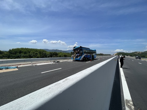 Vì sao cao tốc Nha Trang - Cam Lâm thường xuyên xảy ra tai nạn - Ảnh 1. Vụ tai nạn trên cao tốc Nha Trang - Cam Lâm ngày 3-7 làm 2 người chết, nhiều người bị thương - Ảnh: THỤC NGHI
