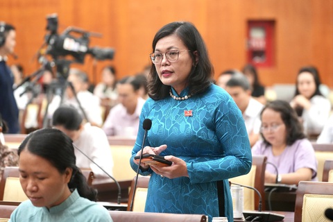 Đến năm 2025, TP.HCM có ít nhất có 5 tuyến giao thông đường thủy - Ảnh 3. Đại biểu Hoàng Thị Diễm Tuyết - Ảnh: HỮU HẠNH