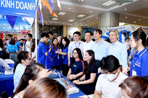 Trường đại học Kinh tế quốc dân dự kiến lên đại học năm 2025 - Ảnh 1. Học sinh tham gia Ngày hội tư vấn tuyển sinh - hướng nghiệp 2023 tại Trường đại học Kinh tế quốc dân sáng 9-7 - Ảnh: ĐHKTQD