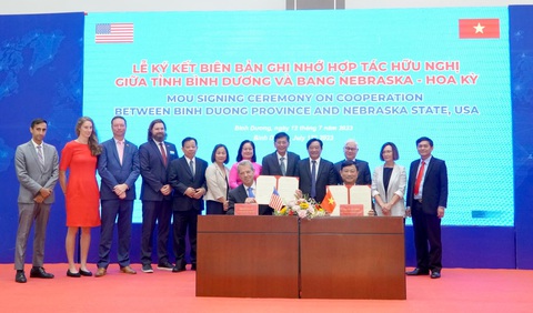 Các lãnh đạo hai bên chứng kiến chủ tịch UBND tỉnh Bình Dương, Việt Nam và thống đốc bang Nebraska, Hoa Kỳ ký ghi nhớ hợp tác kết nghĩa ngày 12-7 - Ảnh: B.SƠN Các lãnh đạo hai bên chứng kiến chủ tịch UBND tỉnh Bình Dương và thống đốc bang Nebraska ký ghi nhớ hợp tác kết nghĩa ngày 12-7 - Ảnh: B.SƠN