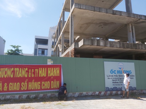 Khổ chủ đóng tiền tỉ mua shophouse, từ Hà Nội vào Đà Nẵng rồi đứng nhìn…từ xa - Ảnh 1. Các căn shophouse xây dựng dang dở và bỏ hoang từ nhiều năm qua - Ảnh: Đ.C.