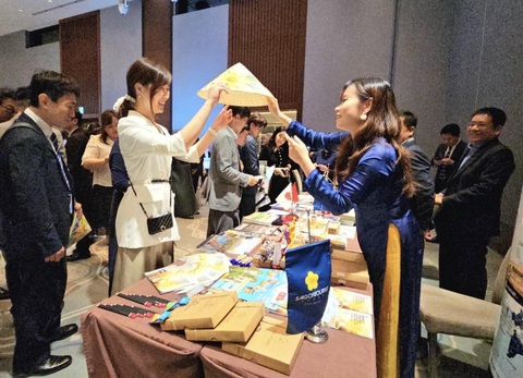 Đại diện các doanh nghiệp Nhật tham quan tìm hiểu thông tin tại các gian hàng trưng bày sản phẩm của Saigontourist Group và Vietnam Airlines trong khuôn khổ sự kiện - Ảnh: X.T. Đại diện các doanh nghiệp Nhật tham quan tìm hiểu thông tin tại các gian hàng trưng bày sản phẩm của Saigontourist Group và Vietnam Airlines trong khuôn khổ sự kiện - Ảnh: X.T.
