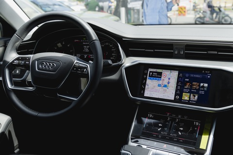 Audi và VIETMAP ký kết hợp tác chiến lược, cho ra sản phẩm mạnh nhất phân khúc - Ảnh 1. Chủ xe Audi chuyển sang dùng VIETMAP với kỳ vọng có nhiều ứng dụng tương thích với giao thông tại Việt Nam hơn - Ảnh: Audi Việt Nam