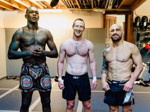Tỉ phú Mark Zuckerberg (giữa) chụp ảnh cùng 2 võ sĩ Israel Adesanya và Alex Volkanovski - Ảnh: Business Insider Tỉ phú Mark Zuckerberg (giữa) chụp ảnh cùng hai võ sĩ Israel Adesanya và Alex Volkanovski - Ảnh: Business Insider