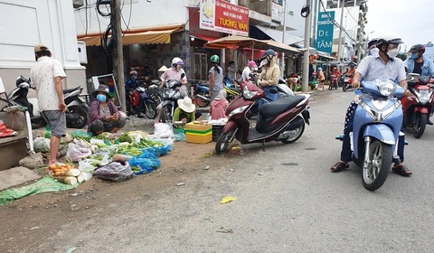 TP.HCM chỉ đạo rà soát vướng mắc về việc chấm dứt hoạt động chợ Tôn Thất Đạm - Ảnh 1. Các chợ tự phát tại TP.HCM - Ảnh: N.TRÍ