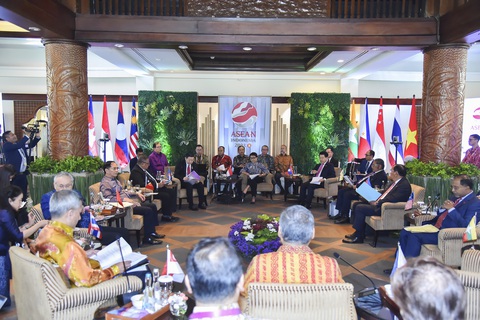 Ngoại trưởng ASEAN quan ngại vì diễn biến phức tạp ở Myanmar - Ảnh 1. Các ngoại trưởng ASEAN trong phiên họp hẹp của hội nghị ngoại trưởng ASEAN lần thứ 56 (AMM-56) ngày 12-7 - Ảnh: Bộ Ngoại giao cung cấp