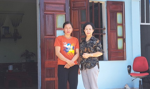 Mòn mỏi chờ bảo hiểm của hai người Việt tử nạn tại Kuwait - Ảnh 1. Chị Trần Thị Thơm (bên trái, vợ anh Trần Trọng Tú) và chị Vũ Thị Hằng (vợ anh Phạm Văn Xuân) mòn mỏi chờ số tiền bảo hiểm tai nạn lao động của người thân không may gặp nạn tại Kuwait - Ảnh: KHÁNH LINH