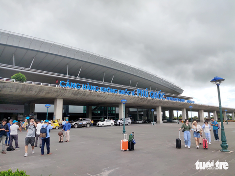 Lấy ý kiến các bộ về tăng giá vé máy bay nội địa - Ảnh 1. Theo dự thảo mức tăng giá trần, giá vé phổ thông đường bay Hà Nội - Phú Quốc sẽ có giá tối đa 4 triệu đồng/vé/chiều - Ảnh: TUẤN PHÙNG
