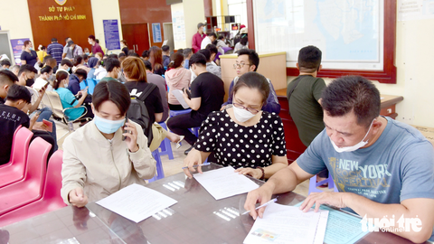 Chống lạm dụng Lý lịch Tư pháp - Ảnh 1. Người dân đến Sở Tư pháp TP.HCM xin cấp phiếu lý lịch tư pháp sáng 11-7 - Ảnh: DUYÊN PHAN