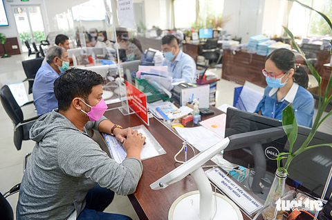 Chống lạm dụng Lý lịch Tư pháp - Ảnh 6. Người dân làm thủ tục hành chính tại UBND quận Phú Nhuận, TP.HCM - Ảnh: QUANG ĐỊNH