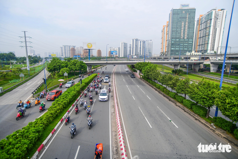Rất nhiều dự án bất động sản được xây dựng song song trục đường Xa lộ Hà Nội Rất nhiều dự án bất động sản được xây dựng song song trục đường lớn này