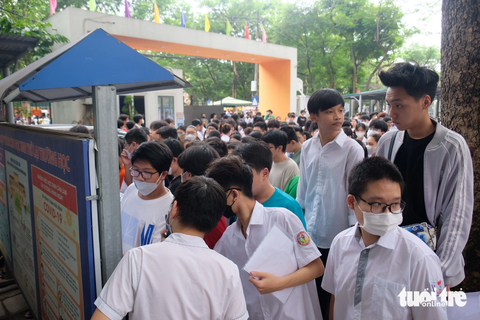 Sau phản ánh tuyển sinh vào lớp 10 công lập thấp kỷ lục, Sở GD&ĐT nói gì? - Ảnh 1. Học sinh tham dự kỳ thi vào lớp 10 tại Hà Nội năm 2023 - Ảnh: NGUYÊN BẢO