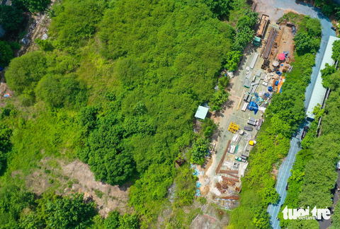 Cận cảnh nhà thi đấu Phan Đình Phùng “hoang hóa” - Ảnh 3. Dự án nhà thi đấu Phan Đình Phùng được Thủ tướng chấp thuận đầu tư theo hình thức BT (xây dựng - chuyển giao) từ năm 2010. Tuy nhiên dự án đã “đắp chiếu” hơn 13 năm nay và trông hoang phế dù nằm cạnh bên nhiều công trình di tích của quận 3 và trung tâm quận 1