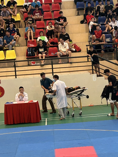 Tranh cãi tại Giải vô địch Pencak Silat trẻ quốc gia sau khi VĐV đi cấp cứu - Ảnh 2. Nguyễn Ánh Ngọc được đưa đi cấp cứu sau khi dính đòn từ Lò Thị Trang - Ảnh: H.T.