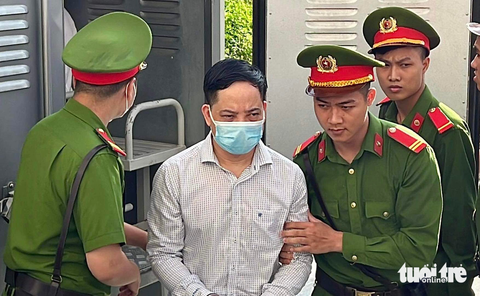 Cựu thư ký thứ trưởng Bộ Y tế khai gì về cáo buộc 253 lần nhận hối lộ? - Ảnh 1. Bị cáo Phạm Trung Kiên - cựu thư ký thứ trưởng Bộ Y tế - được dẫn giải đến phiên tòa xét xử vụ chuyến bay giải cứu - Ảnh: DANH TRỌNG