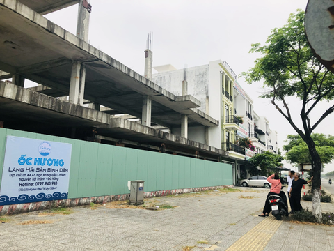 Khổ chủ đóng tiền tỉ mua shophouse, từ Hà Nội vào Đà Nẵng rồi đứng nhìn…từ xa - Ảnh 3. Dãy shophouse tại khu A3 có nhiều căn xây dang dở, nhiều căn khác đã xây xong nhưng chưa có sổ đỏ giao cho dân - Ảnh: Đ.C.