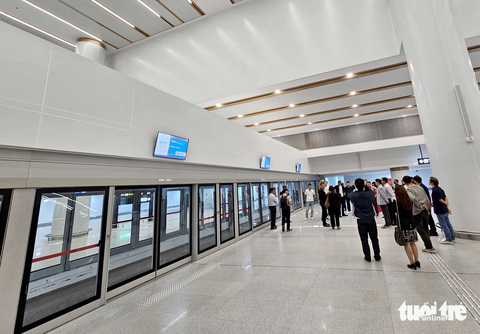 Cận cảnh sân bay vệ tinh lớn nhất Thái Lan sắp vận hành - Ảnh 3. Tàu điện dùng để chuyển khách từ nhà ga cũ đến nhà ga vệ tinh. Điều đặc biệt, đây là tàu điện không người lái, vận tốc tối đa là 80km/h, thời gian di chuyển giữa nhà ga mới và nhà ga cũ là 3 phút đi tàu điện - Ảnh: NGỌC HIỂN