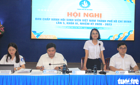 Phó chủ tịch thường trực Hội Sinh viên TP.HCM mới là ai? - Ảnh 1. Chị Trần Thu Hà, chủ tịch Hội Sinh viên Việt Nam TP.HCM (đứng), phát biểu tại hội nghị - Ảnh: CÔNG TRIỆU