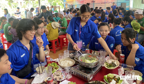 Trại hè vun đắp tình yêu quê hương - Ảnh 3. Cùng bên nhau trong bữa trưa với nhiều món ăn truyền thống Việt Nam tại xã đảo Thạnh An - Ảnh: BÌNH MINH